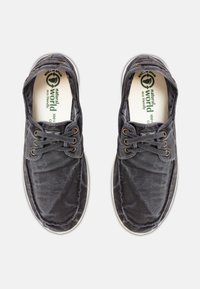 Scarpe in tela grigia con punta rotonda, dettagli cuciti e lacci bicolore. Suola in gomma ecologica, con logo sulla soletta.