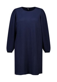 Marineblauwe gebreide jurk met lange mouwen, ronde halslijn, gestructureerd patroon en zijsplitten aan de zoom voor bewegingsvrijheid.