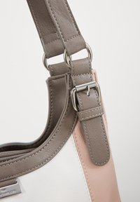 Gestructureerde handtas met een combinatie van wit, lichtroze en grijs leer. Voorzien van een verstelbare schouderriem met metalen hardware en stiksels.