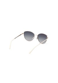 Montura metálica con forma de ojo de gato, lentes gris degradado y brazos de plástico blanco. Incorpora almohadillas nasales para mayor comodidad.