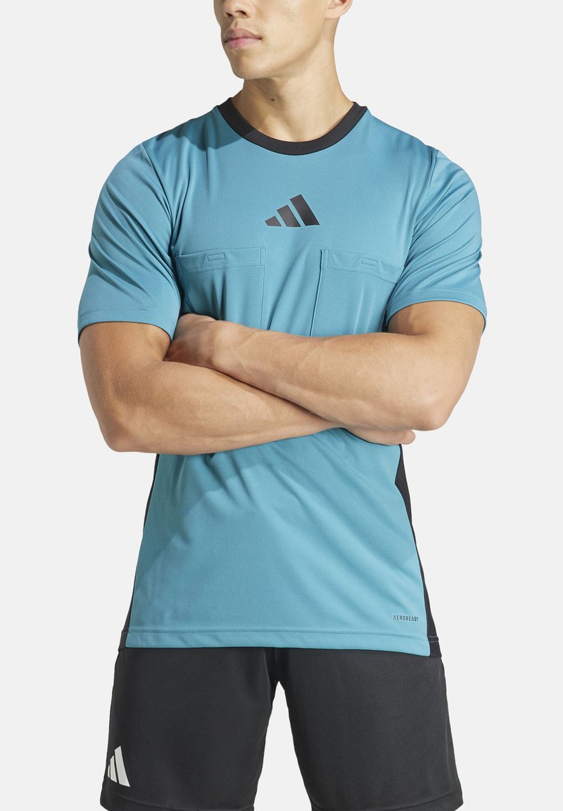 T-shirt atletico blu chiaro con accenti scuri, maniche corte e collo rotondo. Presenta due tasche frontali e un dettaglio del logo nero.