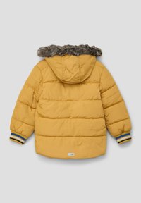 Geel gewatteerd jack met een met bont gevoerde capuchon, ribgebreide mouwen met blauwe en witte strepen, en een doorgestikte ontwerpdetaillering.