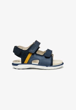 Sandales en cuir bleu marine avec accents jaunes, sangles velcro, design à bout ouvert, côtés perforés et semelle en caoutchouc blanche.