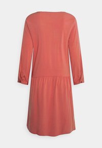 Vestido de manga longa, de cor ferrugem, com decote redondo, cintura franzida e punhos abotoados, feito de um tecido suave e liso.