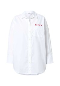 Camicia bianca a maniche lunghe in cotone, con design a bottoni, taschino sul petto e la scritta rossa "Don't" ricamata in alto a sinistra.