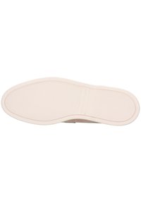 Sole di una scarpa, piatta e testurizzata, realizzata in gomma. La parte inferiore presenta un design liscio e decorato di colore crema chiaro.