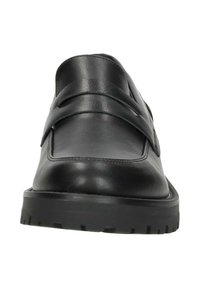 Zwarte leren instappers met een gladde afwerking, voorzien van gekruiste banden en een gestructureerde rubberen zool voor grip en duurzaamheid.