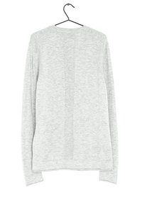 Helles grauer Langarm-Pullover mit geripptem Ausschnitt und Rückendetails, aus weichem, strukturiertem Material, das an einem schwarzen Haken hängt.