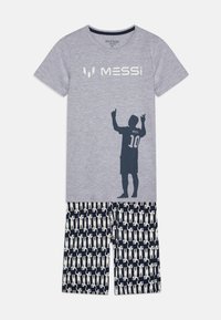 Camiseta de algodón gris con estampado de silueta en azul marino y texto "MESSi", combinada con pantalones cortos azules marinos que presentan un patrón repetitivo de jugadores en blanco.