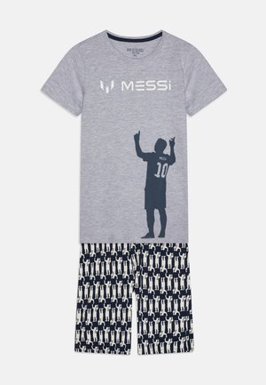 Siva pamučna majica s mornarsko plavim siluetnim printom i natpisom "MESSi", u kombinaciji s mornarsko plavim šortsem s ponavljajućim uzorkom bijelih igrača.