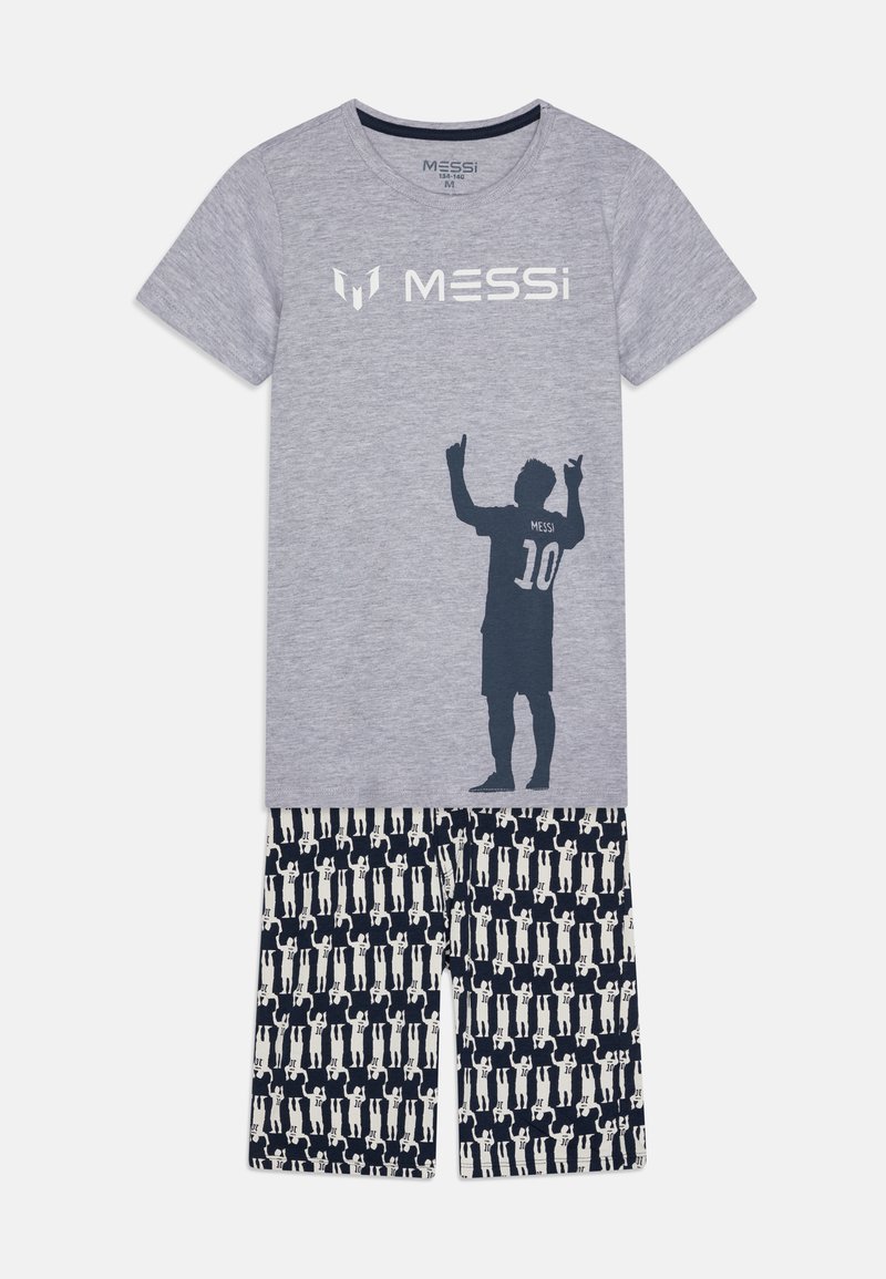 Camiseta de algodón gris con estampado de silueta en azul marino y texto "MESSi", combinada con pantalones cortos azules marinos que presentan un patrón repetitivo de jugadores en blanco.