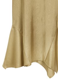 Jasnoszara sukienka uszyta z miękkiej, teksturowanej tkaniny, z rozkloszowanym dołem i gładkim układem z delikatnymi fałdami.