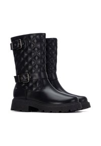 Botas altas negras de cuero acolchado con detalles de hebilla y una suela de goma gruesa para tracción y durabilidad.