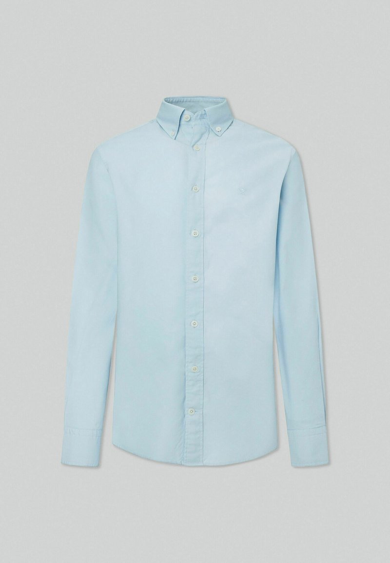Helles blaues Langarmshirt aus Baumwolle. Mit kragenknöpfen, Frontknöpfen und einem kleinen Logo auf der Brust. Glatte Textur.