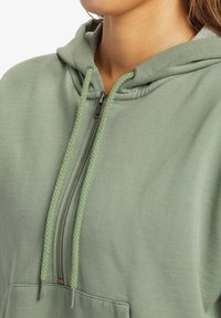 Roxy DRAKES COVE - HALF-ZIP  - Jersey con capucha - green