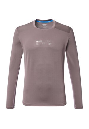 Chemise de sport mauve à manches longues avec col rond et logo blanc "MILLET" ainsi que texte sur la poitrine et la manche gauche.