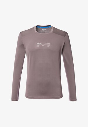 Chemise de sport mauve à manches longues avec col rond et logo blanc "MILLET" ainsi que texte sur la poitrine et la manche gauche.