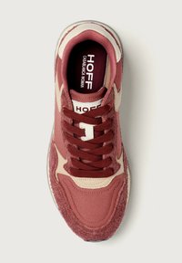 Kvinnors maroon och beige HOFF Casablanca sneaker med mocka- och tygdetaljer, burgundy snörning och märkt sula.