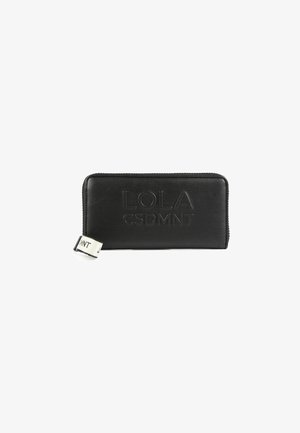 Cartera de cuero negro con el logotipo en relieve "LOLA" y "CSDMNT". Textura suave, cierre de cremallera y etiqueta lateral con detalle.