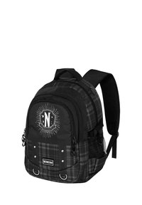 Mochila a cuadros negros con cierres de cremallera, parche de logo frontal, bolsillo lateral de malla, correas acolchadas y fondo reforzado.