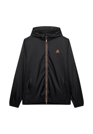 Lekka czarna kurtka z kapturem, zapinana na zamek z przodu, z bocznymi kieszeniami, elastycznymi mankietami oraz małym haftowanym logo na lewej piersi.