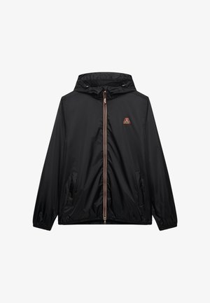 Zwarte lichtgewicht jas met capuchon, ritssluiting aan de voorkant, zijzakken, elastische manchetten en een klein geborduurd logo op de linkerborst.