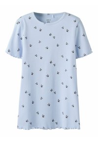 Lyseblå ribbet t-shirt med korte ærmer, der har små sorte blomster mønstre og en bølget kant.