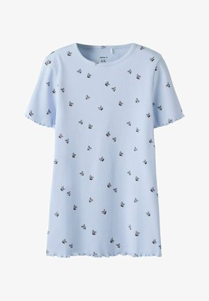 Camiseta de rayas azul claro con mangas cortas, que presenta pequeños patrones florales negros y un dobladillo con forma de ondas.