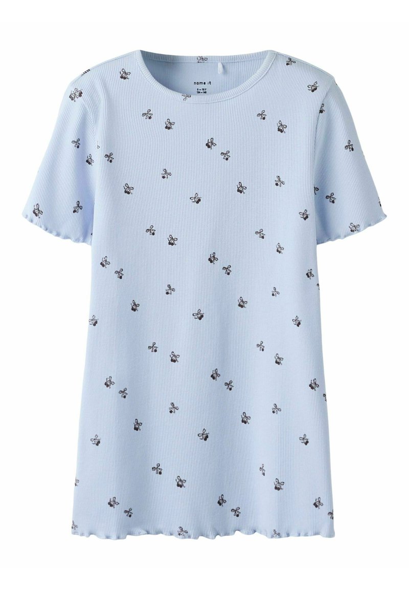 Lyseblå ribbet t-shirt med korte ærmer, der har små sorte blomster mønstre og en bølget kant.