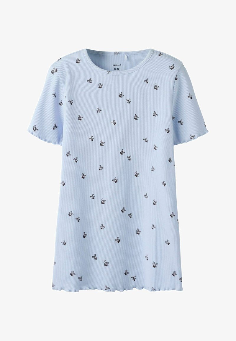 Camiseta de rayas azul claro con mangas cortas, que presenta pequeños patrones florales negros y un dobladillo con forma de ondas.