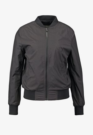 Juodas bomberis su užtrauktuku priekyje, raugtais rankogaliais ir apvadu, lygia tekstūra ir prigludusia siluetu, su šoninėmis kišenėmis.