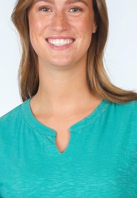 Türkises Kurzarmhemd mit V-Ausschnitt und subtiler Textur. Verfügt über einen abgerundeten Halsausschnitt und eine lockere Passform, ideal für legere Anlässe.