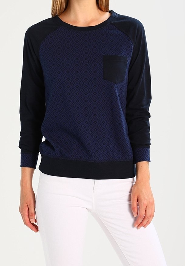 Granatowy sweatshirt z wzorzystą górą, jednolitymi ciemnymi rękawami, ściągaczami na mankietach oraz kieszenią z przodu. Wykonany z teksturowanej tkaniny.