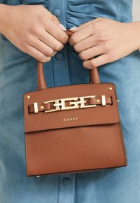 Guess CRISTINA  - Bolso de mano - beige