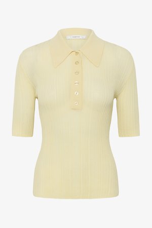 Ανοιχτό κίτρινο ριμπ κοντομάνικο πόλο πουκάμισο με έξι κουμπιά μπροστά και μυτερό γιακά.