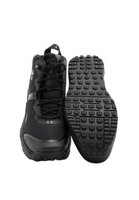 Scarpe da allenamento nere con tomaia in mesh testurizzato, suola in gomma resistente con solchi profondi e punta rinforzata per una maggiore durata.