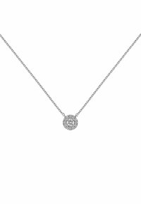 Collar de cadena de plata con un colgante circular que presenta un grupo de pequeñas piedras preciosas que rodean una piedra central, todo engastado en metal.