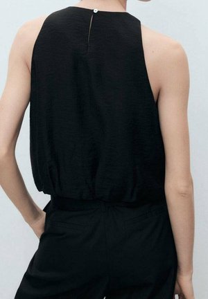 Top nero senza maniche con vestibilità ampia, caratterizzato da un dettaglio a oblò sul retro e un bottone come accento. Tessuto liscio, design casual.