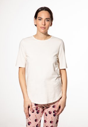 Weißes T-Shirt mit kurzen Ärmeln und rundem Ausschnitt, glatter Textur und lockerer Passform, kombiniert mit rosa Hosen mit Kirschmuster.