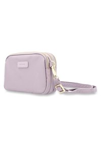 Borsa a tracolla di tessuto viola con forma rettangolare, due chiusure a cerniera dorate e una tracolla staccabile. Logo del marchio visibile sulla parte anteriore.