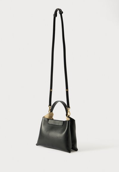 Sac à main en cuir noir, de forme rectangulaire, avec une courte poignée supérieure, une longue bandoulière réglable et des accents en métal doré.