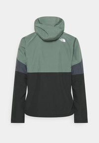 Kurtka odporna na wodę z kapturem, w kolorach zielonym, granatowym i czarnym, z logo na górnej części pleców oraz długimi rękawami.