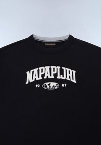 Juodas trumpas rankovėmis marškinėliai su balta siuvinėta logo "NAPAPIJRI" ir žemėlapio dizainu, su raiščiu apykakle.