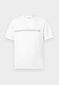 Λευκό βαμβακερό T-shirt με κοντά μανίκια, που διαθέτει γκρι οριζόντια ρίγα και μαύρο λογότυπο στο στήθος. Κανονική εφαρμογή.