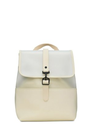 Ivoren waterdichte rugzak met een gestructureerd ontwerp, klep sluiting, verstelbare tan schouderbanden en zwarte gespaccent.