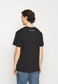 Night Addict RIKU UNISEX - T-shirt estampada - black