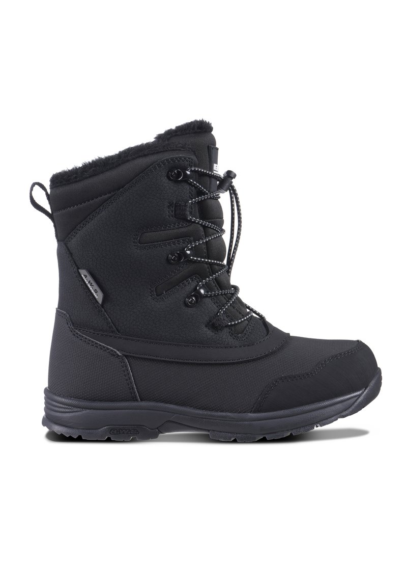 Svart vattentät vintersko med en texturerad ovandel, fuskpälskrage, snördesign och en tjock gummisula för bra grepp.