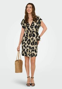Leopardprint jurk van lichtgewicht stof, met een diepe V-hals, korte mouwen, tailleband en een zwart-beige kleurenschema.