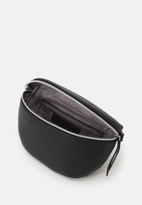 Zwarte leren tas met een afgeronde vorm en een zilveren rits. Het interieur heeft een visgraatpatroon in paarse en witte tinten.