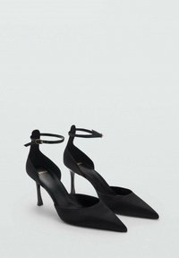 Czarne satynowe szpilki z wąskimi czubkami, paskiem na kostkę i smukłymi obcasami w stylu stiletto. Gładka tekstura i minimalistyczny design.